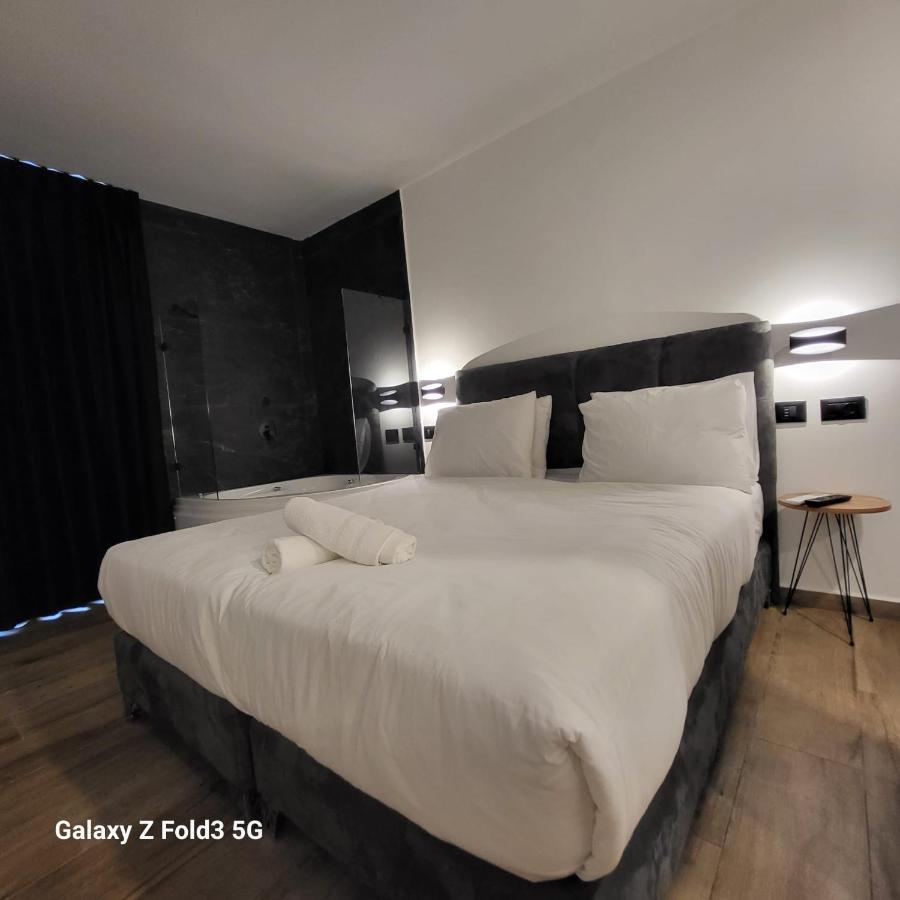 Selfie'S Boutique Hotel Tiberias Bagian luar foto