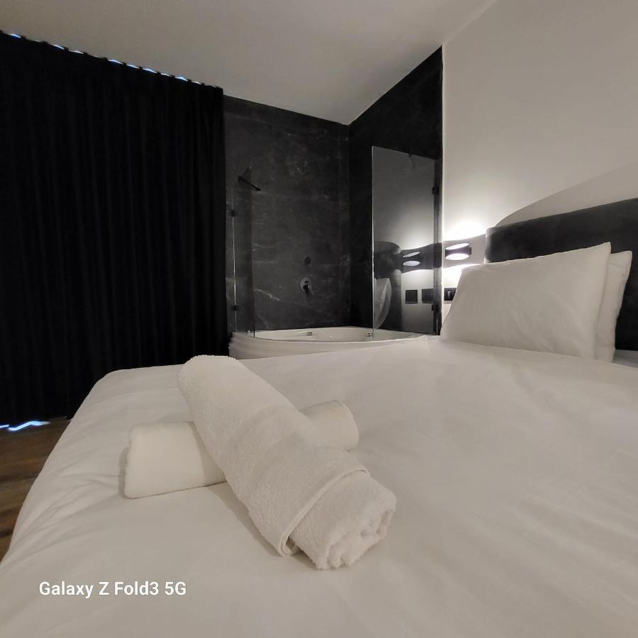 Selfie'S Boutique Hotel Tiberias Bagian luar foto